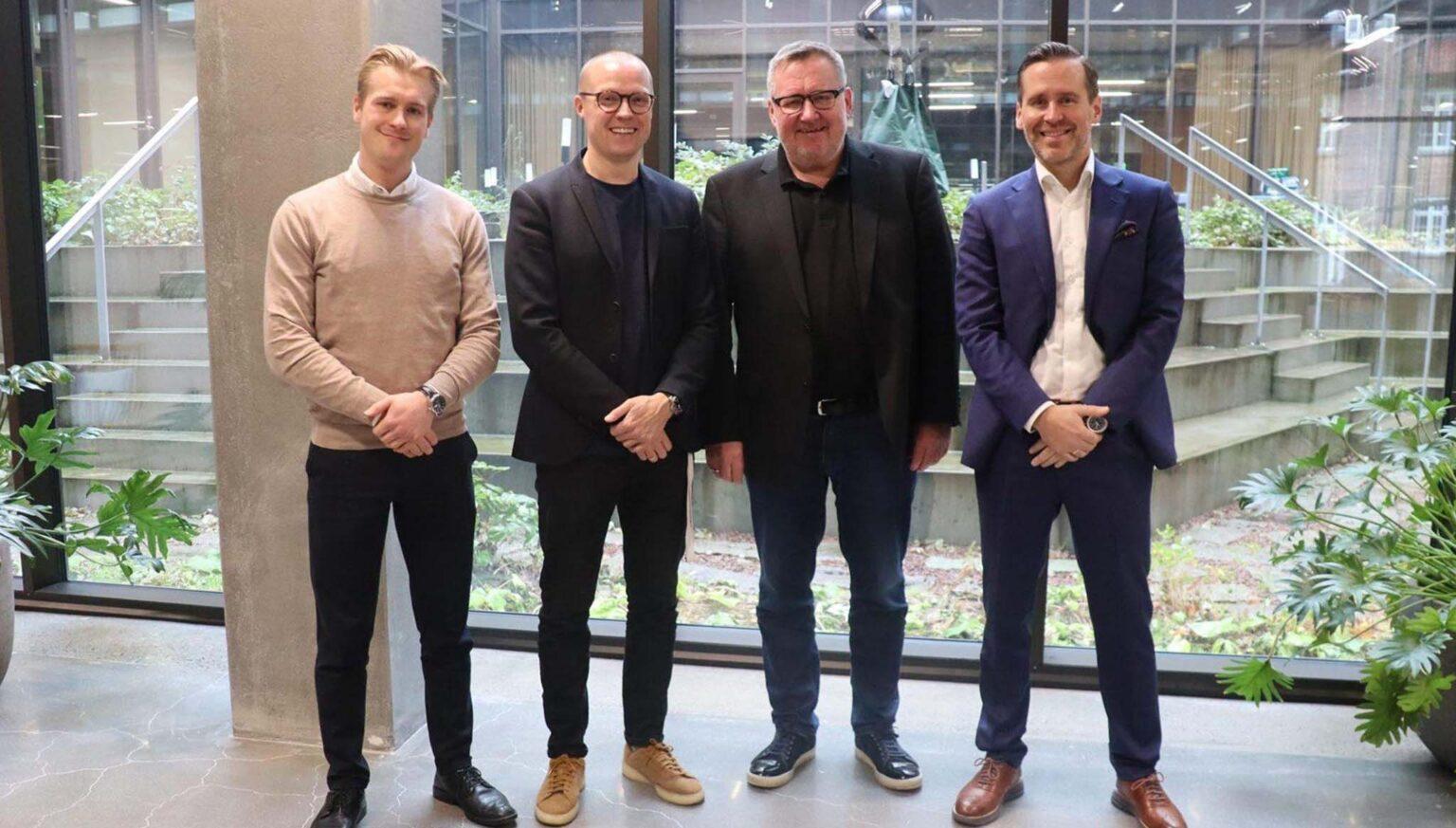 acubiz och compello management smiling