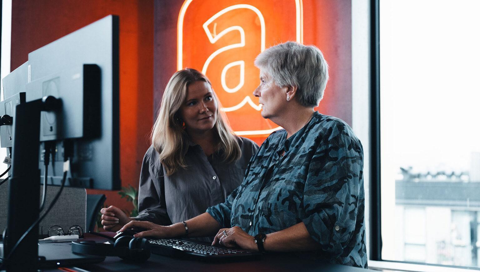 Mitarbeiter auf support im Gespräch