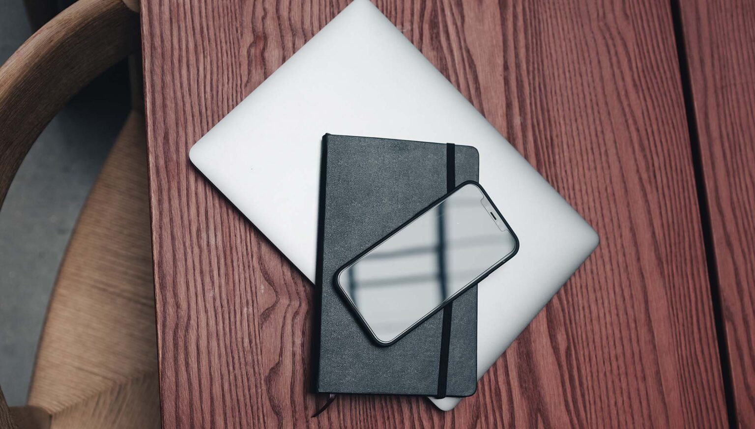 Macbook ja puhelin pöydällä