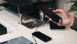 Bezahlen mit Firmenkarte am Telefon